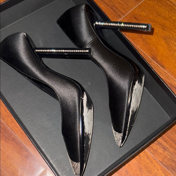 Saint Laurent Elegant Black Heels with Silver Tips - Picture 2 of 10